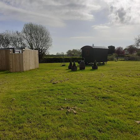 Glamping In Wiltshire In Our Luxury Shepherds Hut Чипенхэм Экстерьер фото