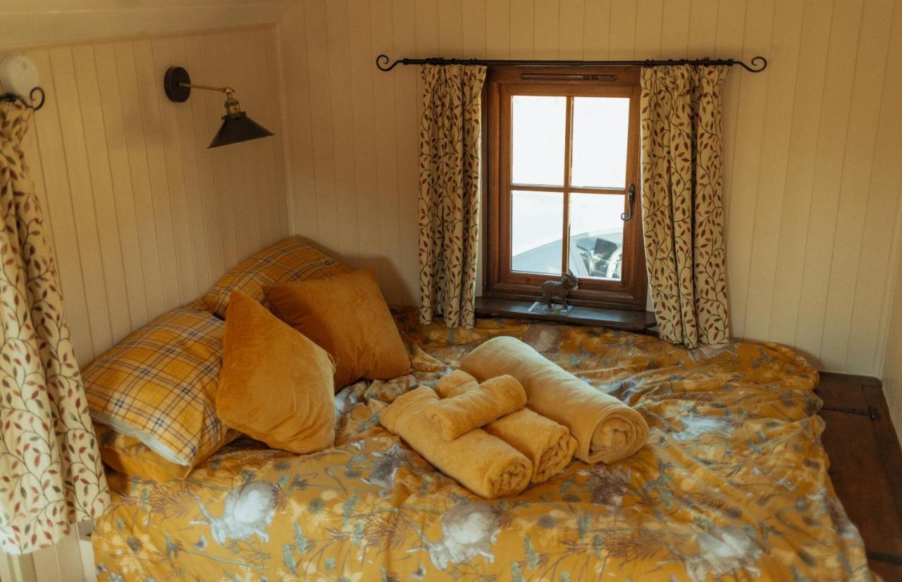 Glamping In Wiltshire In Our Luxury Shepherds Hut Чипенхэм Экстерьер фото