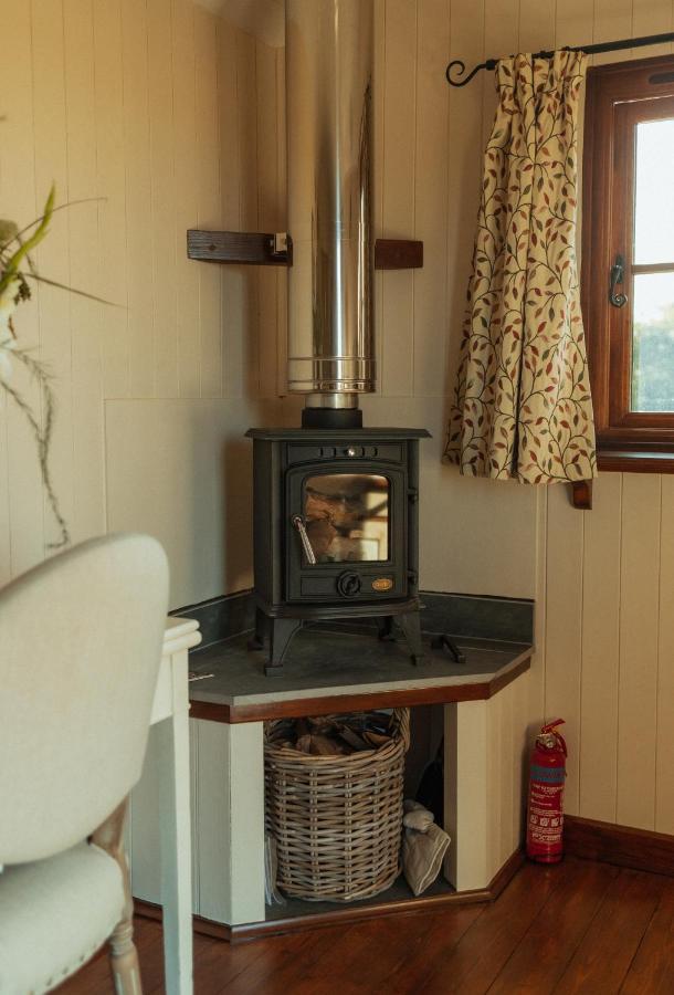 Glamping In Wiltshire In Our Luxury Shepherds Hut Чипенхэм Экстерьер фото
